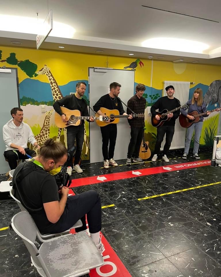 Band Revolverheld trat zum exklusiven Konzert in der Kinderklinik auf - Titelbild